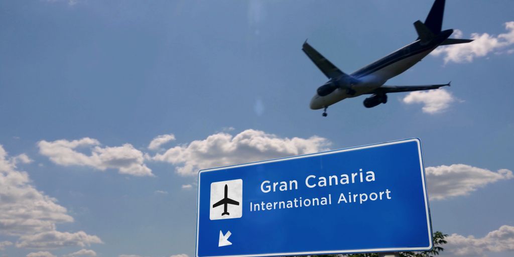 Straßenschild zum Flughafen auf Cran Canaria